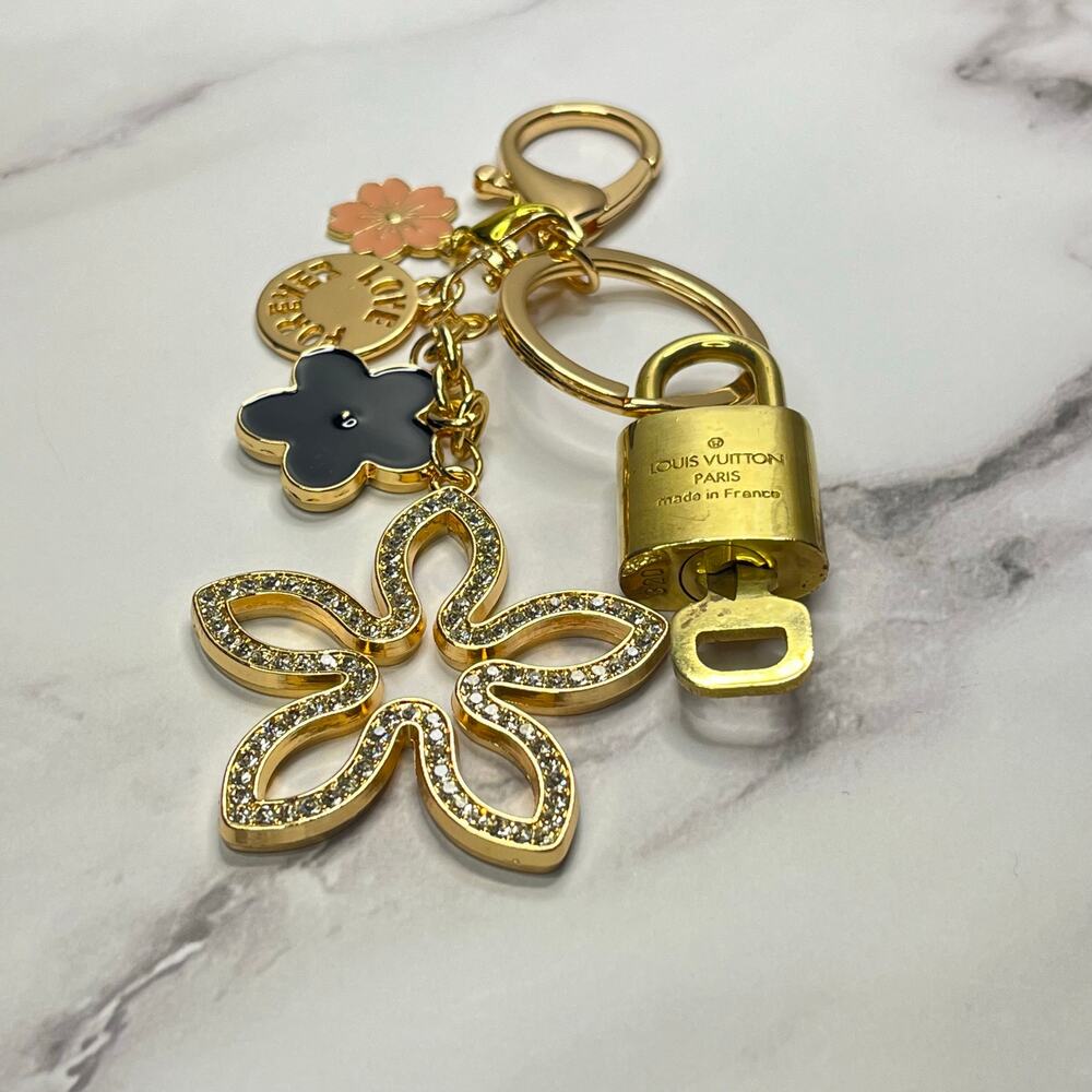 Louis Vuitton Lock & Key Set #320 with a Floral / Rhinestone Keychain - Picture 2 of 4